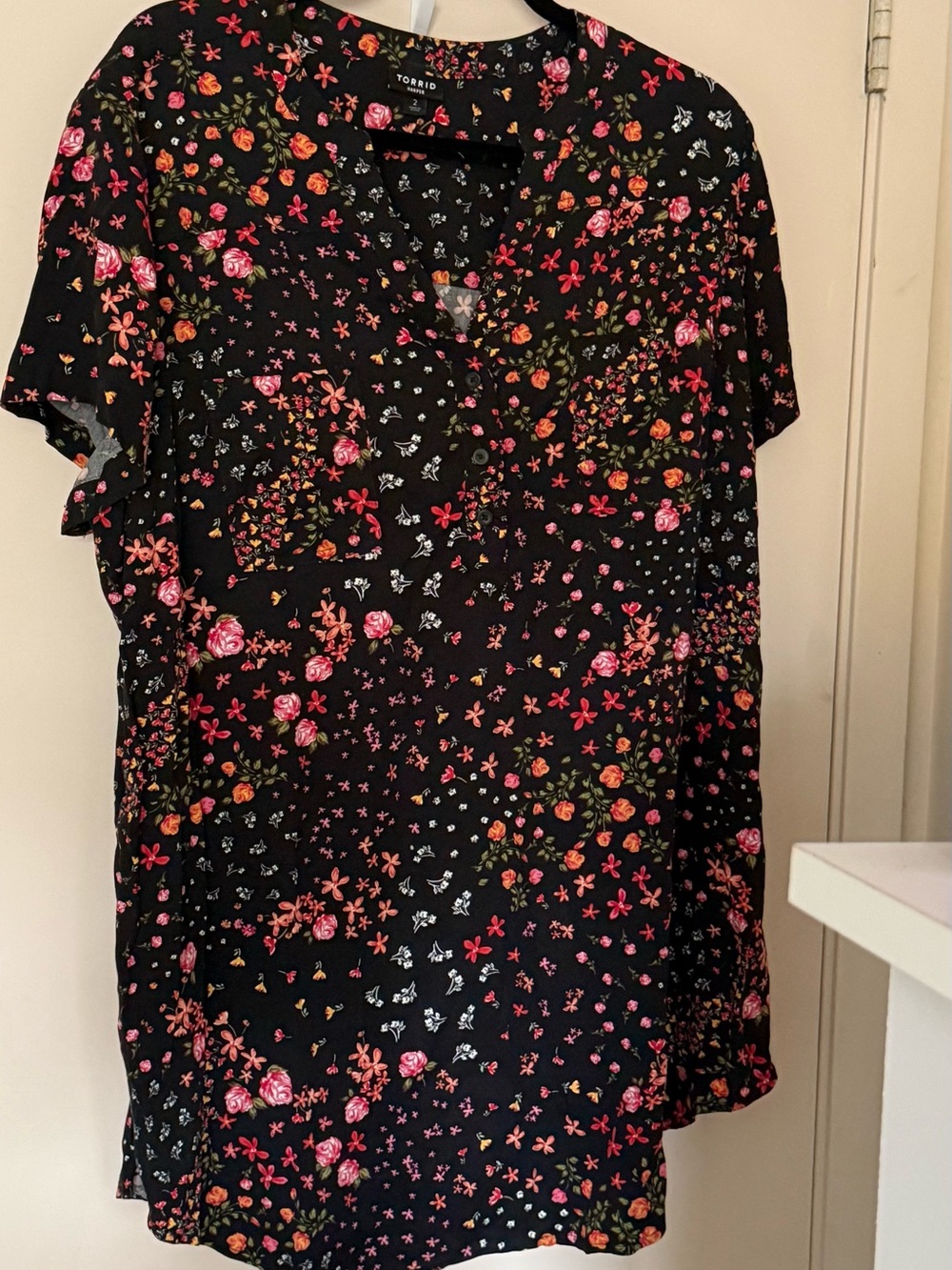 torrid Harper Black Short-Sleeve Floral Button V-Neck Shirt